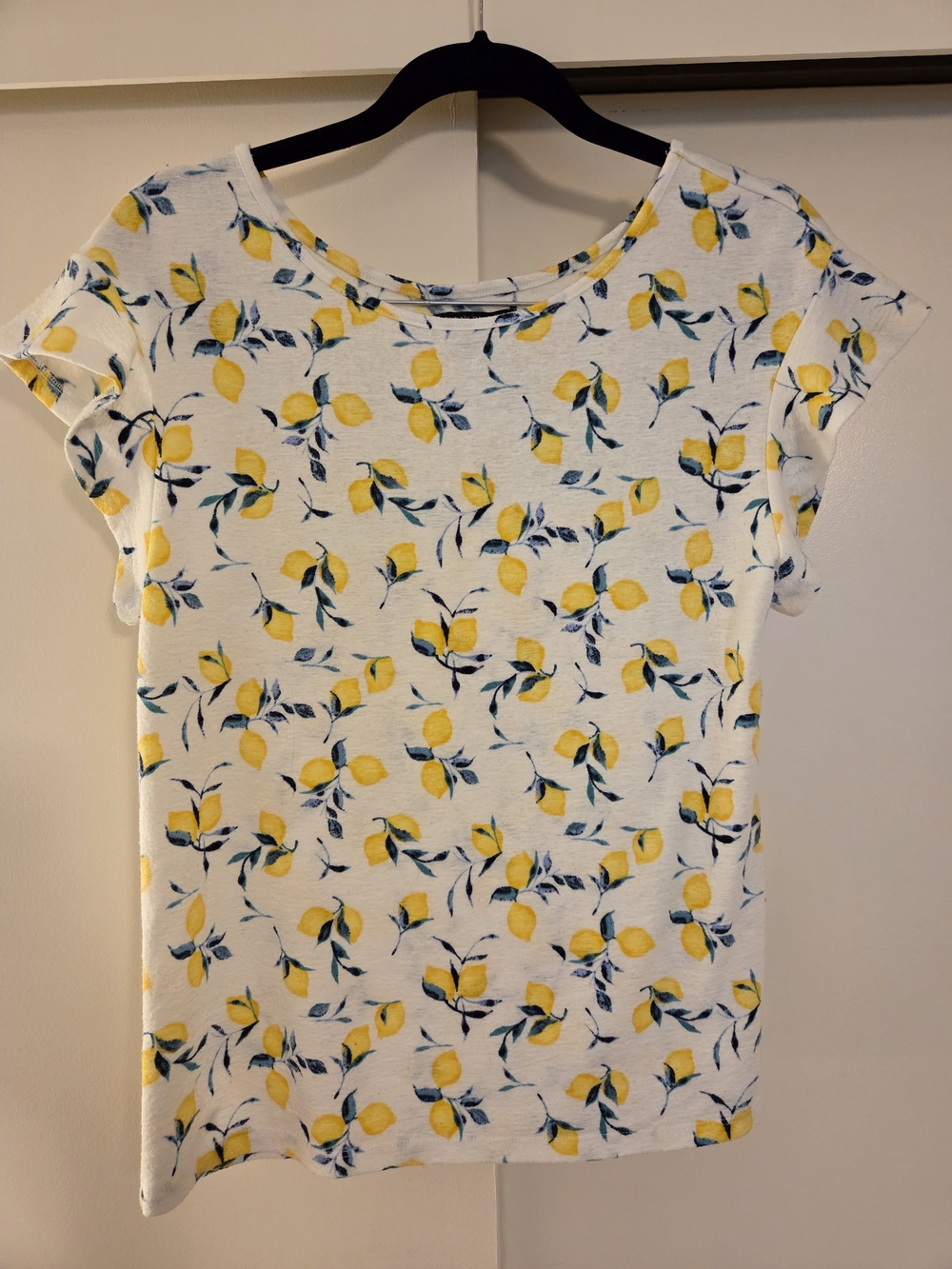 Banana Republic- Med Petite- Lemon Print Flutter Cap Sleeve Tee